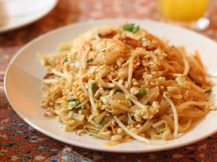 Pad Thai with seafood and peanuts