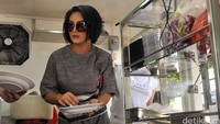 Ia tampil dibalut busana abu-abu dan kacamata hitam. Pool/Noel/detikFoto.