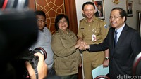 Menteri LHK Siti Nurbaya, Gubernur DKI Basuki T Purnama, dan Menko Maritim Rizal Ramli menyatukan tangan.