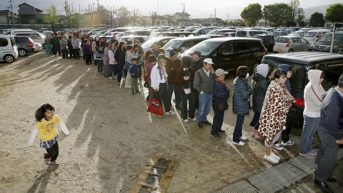 Usai Gempa 7 SR di Jepang, Warga Antre Makanan Lebih dari 1 Jam