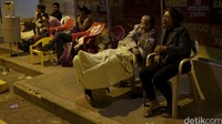 Sejumlah warga setempat masih merasa trauma dengan getaran gempa yang dirasa sangat kuat. REUTERS/Henry Romero.