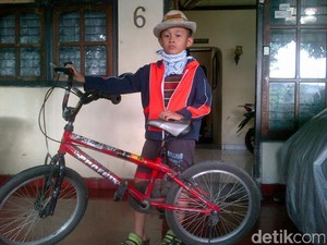 Ternyata Daffa Punya Kostum bak Pahlawan Bertopeng Saat Hadang Pemotor di Trotoar