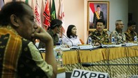  Menurut Ketua KPU Husni Kamil Manik, pembahasan ini juga sekaligus mendiskusikan payung hukum terkait penggunaan dana hibah untuk operasional pelaksanaan Pilkada.