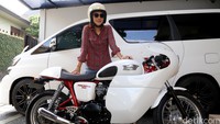Ada juga Dian Ayu, istri Ananda Omesh yang juga punya hobi yang sama. Foto: Asep Syaifullah