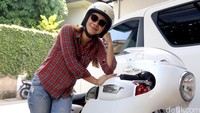 Dian Ayu berpose bersama Kotaro, motor Triumph Thruxton 900cc.