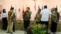 Ketua KPU Husni Kamil Manik berbincang dengan peserta rapat.