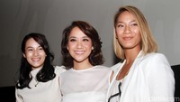 BCL tak kalah cantik dan muda kala berpose diantara Chelsea dan Tara. Pool/Gus Mun/detikFoto