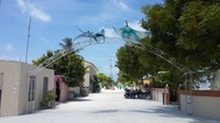 Suasana pemukiman yang lengang di Pulau Maafushi. Shark dan Eagle Ray yang menjadi hewan maskot tampak menghiasi gapura (Iie Rahayu/detikTravel)