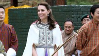 Ketika berlatih memanah, ibu dua anak tersebut tampak mengenakan cape putih bermotif yang dipadukan dengan rok tradisional Bhutan berwarna ungu saat bergabung bersama masyarakat.  Chris Jackson/Getty Images/detikFoto.