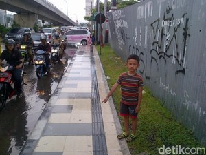 Gaya Ekstrem Bocah Daffa Hadang Pemotor Bandel: Tiduran di Trotoar