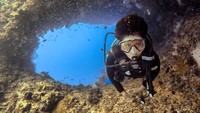 Terumbu karang di Maafushi juga asyik dijelajahi sambil diving. Misalnya saja ada karang yang bolong semacam ini, unik sekali (Endi Hamid/dTraveler)