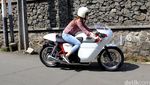 Brummm... Dian Ayu dan Triumph Putihnya