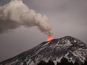Detik-detik Gunung Tertinggi Kedua di Meksiko Meletus