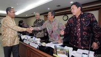 Wakil Ketua Komisi III Benny K Harman menyalami anggota BPK.