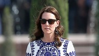 Kate memesona dengan dress putih-biru bermotif dengan aksesoris kacamata hitam serta sepasang anting dan heels berwarna krem saat berkunjung ke Taj Mahal di Agra, India. Chris Jackson/Getty Images/detikFoto.