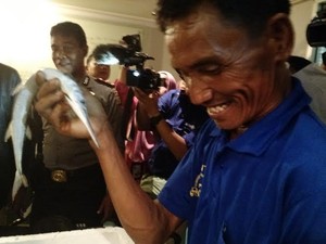 Nelayan Bawa Ikan dari Teluk Jakarta untuk Ahok di Balai Kota
