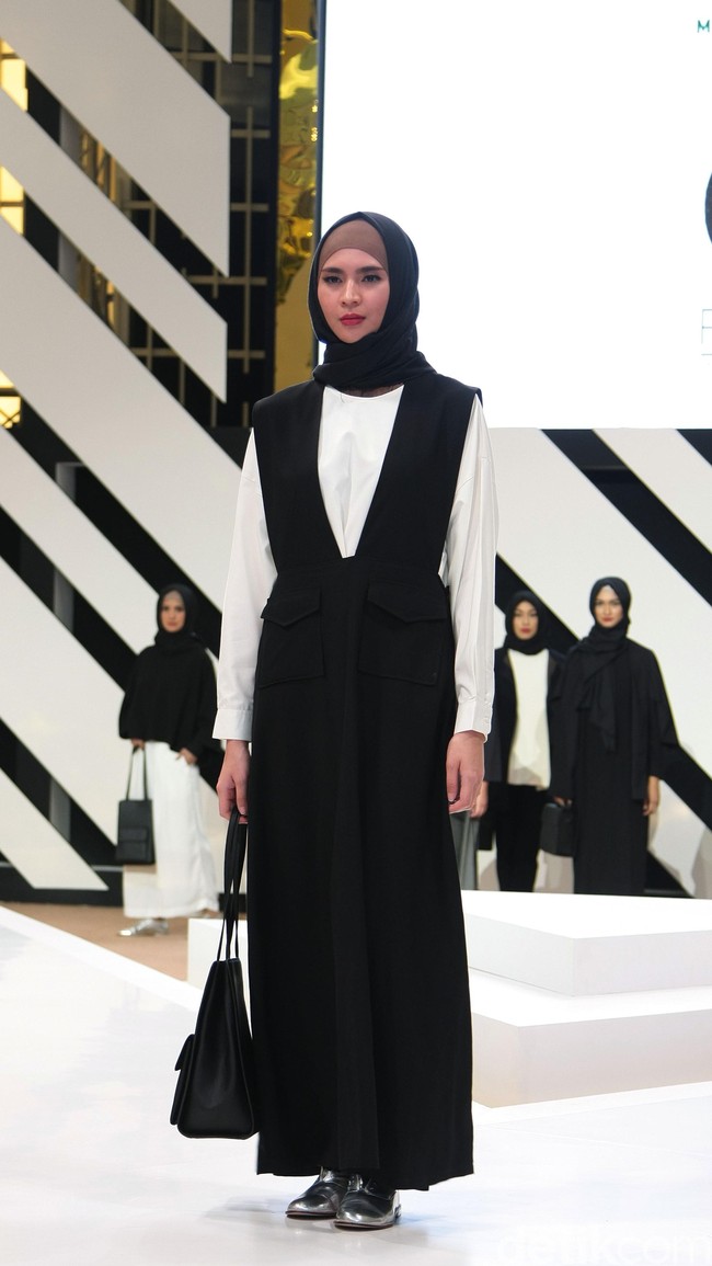 RA by Restu Anggraeni The Hype of Urban muslim Fashion Nation 2016 at Senayan City. Jakarta. [Foto: mohammad Abduh/Wolipop]