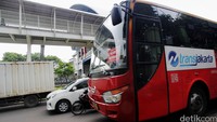 Bus TransJakarta melintas di depan Stasiun Palmerah.