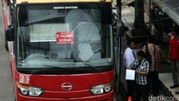 Kini empat stasiun seperti Palmerah, Tebet, Cawang, dan Pesing telah terkoneksi dengan bus TransJakarta.