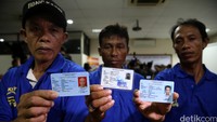 Selain itu, para nelayan juga menunjukan kepemilikan KTP DKI Jakarta yang memastikan diri sebagai warga Jakarta.