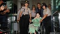 Kartini keluar gedung KPK, Selasa (19/4/2016).