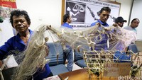 Sejumlah nelayan memamerkan hasil tangkapan ikan di LBH Jakarta, Selasa (19/4/2016).