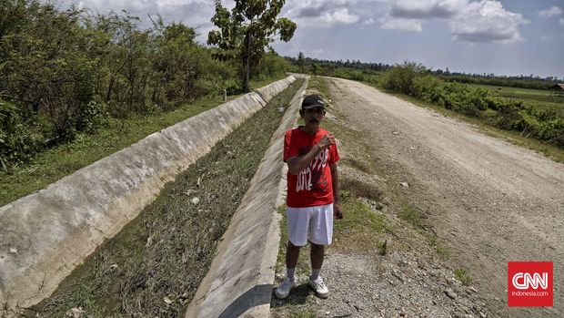 Jalan yang dahulu kala dibuat oleh Pramoedya Ananta Toer dan para Tapol unit 3 lainnya. Waeapo, Pulau Buru, Ambon, Minggu, 6 Maret 2016. CNN Indonesia/Adhi Wicaksono.