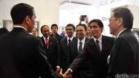 Presiden Jokowi berjabat tangan dengan instruktur bidang Automotive Maintenance Politeknik Manufaktur Astra Marco Adribrata (dua dari kanan).