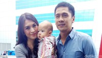 Donita dan Adi mengajak si imut Svarga ke lokasi syuting.