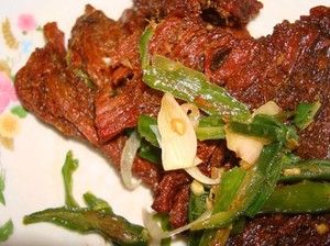Lamak Nian! Dendeng Baraciak dan Dendeng Lambok Khas Minang