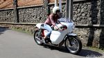 Bukan Cuma Jokowi, Artis Cantik ini Juga Bikers