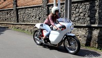Dian Ayu begitu sayang dengan motor custom-nya. Foto: Asep Syaifullah