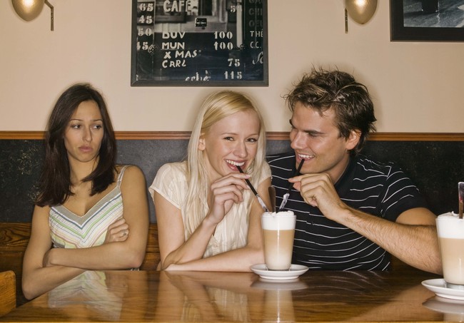 Masih berkomunikasi dengan mantan kekasih juga dianggap selingkuh oleh 16 persen responden. Foto: Thinkstock