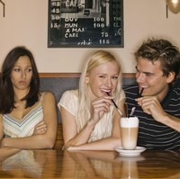 Masih berkomunikasi dengan mantan kekasih juga dianggap selingkuh oleh 16 persen responden. Foto: Thinkstock