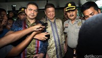 Chairman Agung Sedayu Group Sugianto Kusuma alias Aguan usai menjalani pemeriksaan di Gedung KPK, Jakarta, Selasa (19/04/2016). 