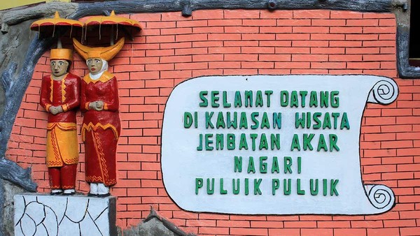 Ketika sampai di sana, traveler pun akan disambut oleh tulisan selamat datang di kawasan wisata jembakan akar Nagari Puluik-puluik yang berada tepat di pinggir jalan. Tandanya cukup besar, sehingga tidak mungkin terlewatkan (Randy/detikTravel) Ketika sampai di sana, traveler pun akan disambut oleh tulisan selamat datang di kawasan wisata jembakan akar Nagari Puluik-puluik yang berada tepat di pinggir jalan. Tandanya cukup besar, sehingga tidak mungkin terlewatkan (Randy/detikTravel)