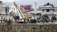 Tentara disiagakan di lokasi ledakan bom bunuh diri. Ledakan bom ini disebut sebagai serangan bom terparah di Kabul dalam waktu hampir setahun ini.  Mohammad Ismail/Reuters/detikFoto.