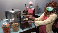 Rumput laut tersebut diolah menjadi berbagai jenis makanan, salah satunya adalah kerupuk dan dodol.