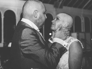 Demi Suami, Pengantin Wanita Ini Cukur Botak Rambutnya di Hari Pernikahan