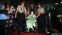 Kartini keluar menggunakan kursi roda.