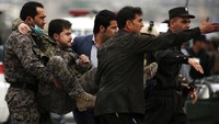 Korban luka dievakuasi. Omar Sobhani/Reuters/detikFoto.