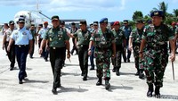 Panglima TNI Gatot Nurmantyo mengecek kesiapan pasukan (AD, AL, AU dan Brimob) yang tergabung dalam Pasukan Pemukul Reaksi Cepat (PPRC), di Pangkalan Udara Tarakan, Kalimantan Utara, Senin (18/4/2016).