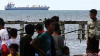 Pengambilan pasir di Perairan Lontar dilakukan dengan cara disedot dari kapal besar.