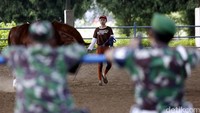 Aksi latihan kuda ini menjadi hiburan tersendiri bagi sejumlah warga dan petugas di kawasan tersebut. 