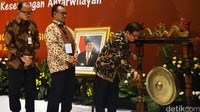 Kepala Badan Perencanaan Pembangunan Nasional (Bappenas) Sofyan Djalil memukul gong tanda dibukanya Musyawarah Perencanaan Pembangunan Nasional (Musrenbangnas) Tahun 2016, yang digelar di Jakarta, Rabu (20/4).