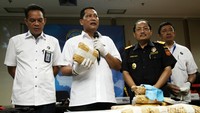 Kepala BNN Komjen Budi Waseso didampingi Deputi Pemberantasan Brigjen Pol Arman Depari dan Kepala Humas BNN Kombes Slamet Pribadi menunjukkan barang bukti narkoba jenis sabu-sabu.