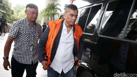 M Sanusi masuk ke dalam gedung KPK.