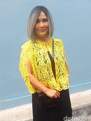 Nyentrik Terus, Titi Dj Pantang Ikuti Tren Fashion