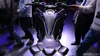 Beberapa orang memperhatikan tampilan Yamaha MWT-9 saat dipamerkan di Tokyo. Foto: Yamaha