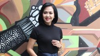 Wanita kelahiran 14 April 1965 itu terlihat cantik dengan busana hitam dan kain tradisional saat ditemui di sela-sela latihan di kawasan Fatmawati, Jakarta Selatan belum lama ini. Pool/Ismail/detikFoto